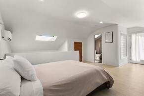 Joyful Kirkland Home, Near Beach, Hot Tub & AC