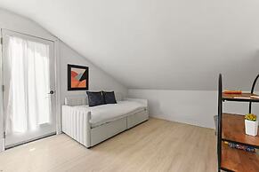 Joyful Kirkland Home, Near Beach, Hot Tub & AC