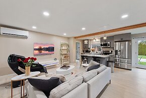 Joyful Kirkland Home, Near Beach, Hot Tub & AC