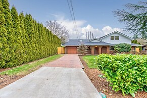 Joyful Kirkland Home, Near Beach, Hot Tub & AC