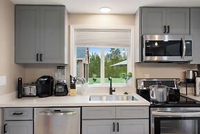 Joyful Kirkland Home, Near Beach, Hot Tub & AC