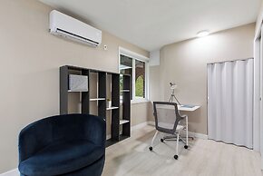 Joyful Kirkland Home, Near Beach, Hot Tub & AC