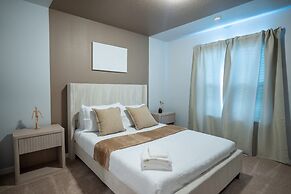 Fun and Relax 10 Bed Home Pool Themed Rooms