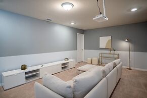 Fun and Relax 10 Bed Home Pool Themed Rooms