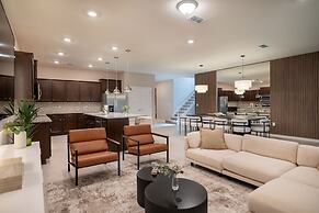 Stunning 10 Bed Home With Themed Rooms Pool