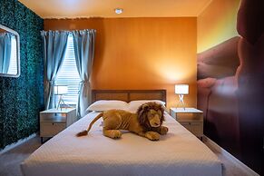 Stunning 10 Bed Home With Themed Rooms Pool