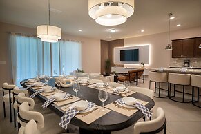 Stunning 10 Bed Home With Themed Rooms Pool