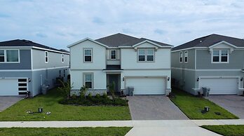 Stunning 10 Bed Home With Themed Rooms Pool