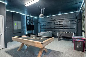 Stunning 10 Bed Home With Themed Rooms Pool