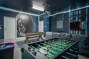 Stunning 10 Bed Home With Themed Rooms Pool