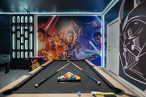 Stunning 10 Bed Home With Themed Rooms Pool