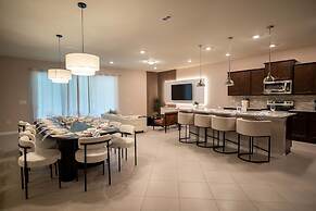 Stunning 10 Bed Home With Themed Rooms Pool