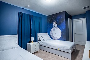 Stunning 10 Bed Home With Themed Rooms Pool