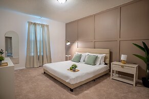 Stunning 10 Bed Home With Themed Rooms Pool