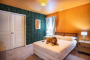 Stunning 10 Bed Home With Themed Rooms Pool