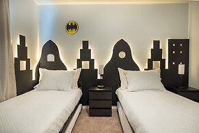 Stunning 10 Bed Home With Themed Rooms Pool