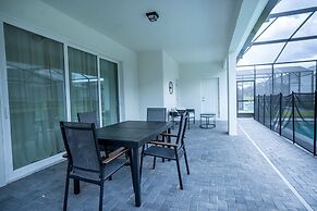 Stunning 10 Bed Home With Themed Rooms Pool