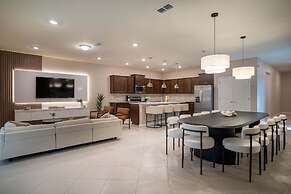 Stunning 10 Bed Home With Themed Rooms Pool