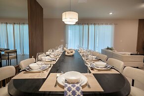 Stunning 10 Bed Home With Themed Rooms Pool