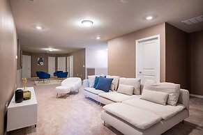 Stunning 10 Bed Home With Themed Rooms Pool