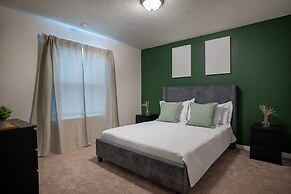 Stunning 10 Bed Home With Themed Rooms Pool