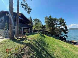 Villa Iskar Lake Residence