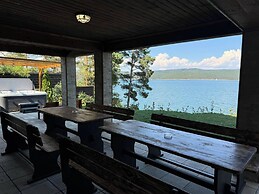 Villa Iskar Lake Residence