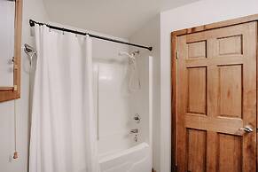 Mt Baker Rim Cabin 24 - Hot Tub, Wifi, Air Conditioning, Sleeps 8