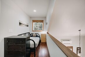 Mt Baker Rim Cabin 24 - Hot Tub, Wifi, Air Conditioning, Sleeps 8