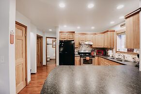 Mt Baker Rim Cabin 24 - Hot Tub, Wifi, Air Conditioning, Sleeps 8