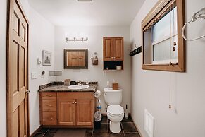 Mt Baker Rim Cabin 24 - Hot Tub, Wifi, Air Conditioning, Sleeps 8