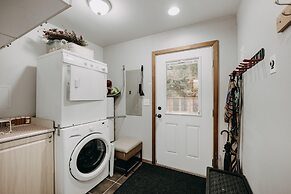 Mt Baker Rim Cabin 24 - Hot Tub, Wifi, Air Conditioning, Sleeps 8