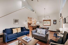 Mt Baker Rim Cabin 24 - Hot Tub, Wifi, Air Conditioning, Sleeps 8