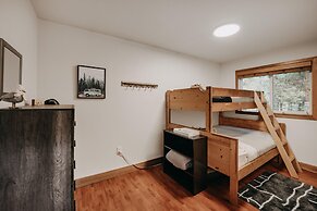 Mt Baker Rim Cabin 24 - Hot Tub, Wifi, Air Conditioning, Sleeps 8