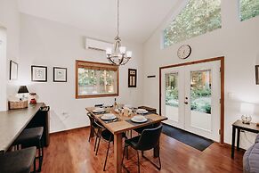 Mt Baker Rim Cabin 24 - Hot Tub, Wifi, Air Conditioning, Sleeps 8