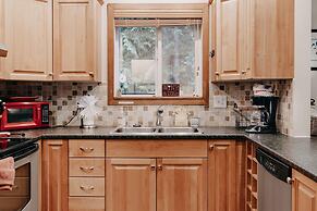 Mt Baker Rim Cabin 24 - Hot Tub, Wifi, Air Conditioning, Sleeps 8