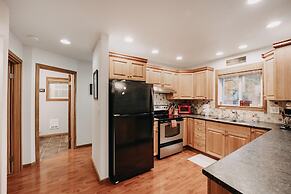 Mt Baker Rim Cabin 24 - Hot Tub, Wifi, Air Conditioning, Sleeps 8