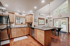 Mt Baker Rim Cabin 24 - Hot Tub, Wifi, Air Conditioning, Sleeps 8