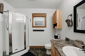 Mt Baker Rim Cabin 24 - Hot Tub, Wifi, Air Conditioning, Sleeps 8