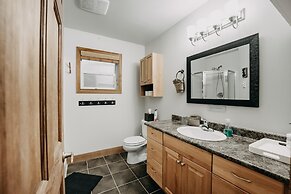 Mt Baker Rim Cabin 24 - Hot Tub, Wifi, Air Conditioning, Sleeps 8