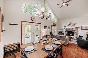 Mt Baker Rim Cabin 24 - Hot Tub, Wifi, Air Conditioning, Sleeps 8