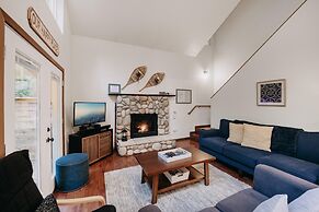 Mt Baker Rim Cabin 24 - Hot Tub, Wifi, Air Conditioning, Sleeps 8