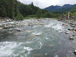 Glacier Springs Cabin - Wood Stove, Hot Tub, Wifi, Sleeps 8