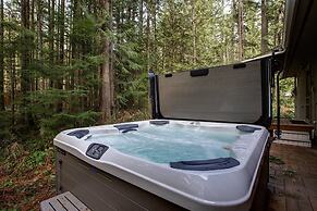Glacier Springs Cabin - Wood Stove, Hot Tub, Wifi, Sleeps 8