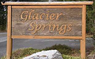 Glacier Springs Cabin - Wood Stove, Hot Tub, Wifi, Sleeps 8