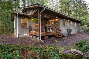 Glacier Springs Cabin - Wood Stove, Hot Tub, Wifi, Sleeps 8