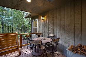 Glacier Springs Cabin - Wood Stove, Hot Tub, Wifi, Sleeps 8