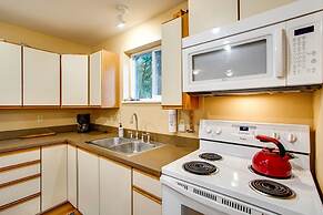 Glacier Springs Cabin - Wood Stove, Hot Tub, Wifi, Sleeps 8