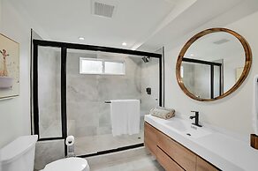 Brand-New Chic Nest In Prime Location