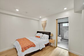 Brand-New Chic Nest In Prime Location